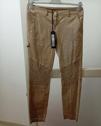 Pantaloni color crema, vestibilità slim. Taglia 42