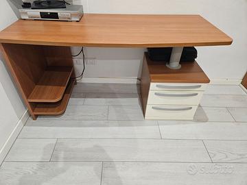 Scrivania 150x65x78 cm.