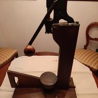 Antico tappabottiglie in legno