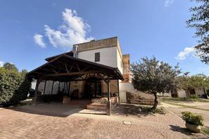 Rustico / Casale di 180 m² con più di 5 locali a M
