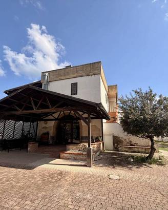 Rustico / Casale di 180 m² con più di 5 locali a M