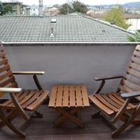 Sedie sdraio con tavolino e cuscini color panna