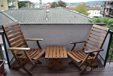 Sedie sdraio con tavolino e cuscini color panna