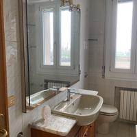 Specchio e mobiletto bagno