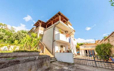 Appartamento di 150 m² con 5 locali e box auto a R