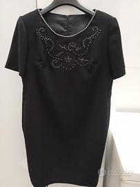 Abito nero a tubino con ricami.