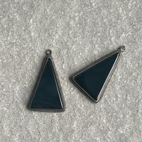 Due ciondoli triangolari in pietra nera e metallo