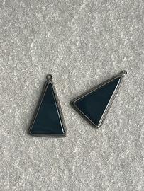 Due ciondoli triangolari in pietra nera e metallo