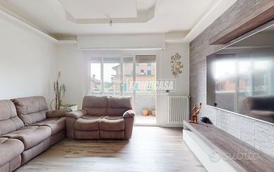 Ampio quadrilocale con balconi, box e cantina