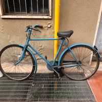 Bucicletta antica, riverniciata azzurra da restau