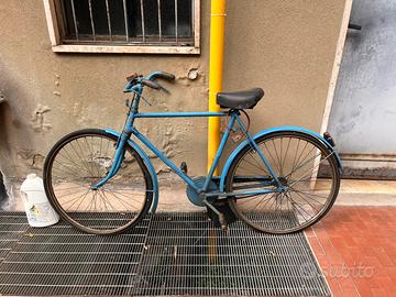 Bucicletta antica, riverniciata azzurra da restau