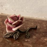Rosa in porcellana con rametto argento