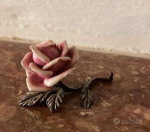 Rosa in porcellana con rametto argento