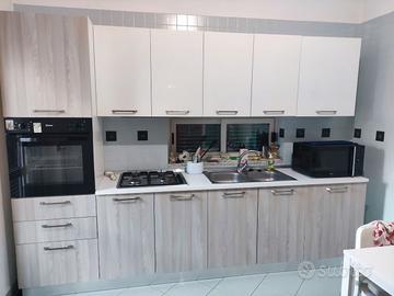 Cucina completa di elettrodomestici