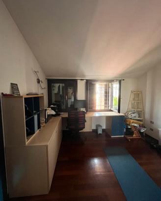 Scrivania e libreria
