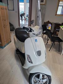 Vespa Piaggio 125 bianca