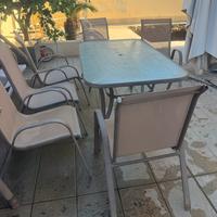 Tavolo con sedie da giardino