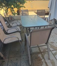 Tavolo con sedie da giardino