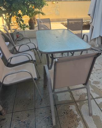 Tavolo con sedie da giardino
