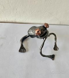 Operetta Rana in ferro battuto