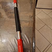 attrezzo palestra per braccia e petto