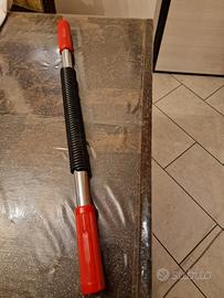 attrezzo palestra per braccia e petto