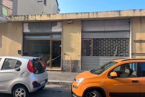 Locale commerciale via Paris Torino