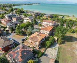 TRILOCALE DA RISTRUTTURARE CON GIARDINO , BOX AUTO