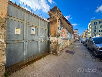 Locale Commerciale a Napoli Via Acate 1 locali