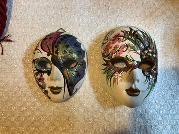 Maschere in ceramica dipinte a mano
