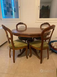 tavolo rotondo e sedie in legno