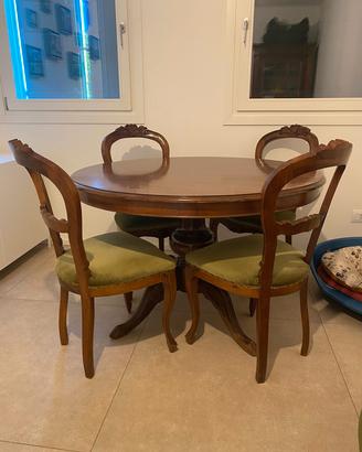 tavolo rotondo e sedie in legno