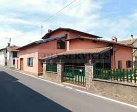 VILLA INDIPENDENTE su QUATTRO LATI con CORTILE di