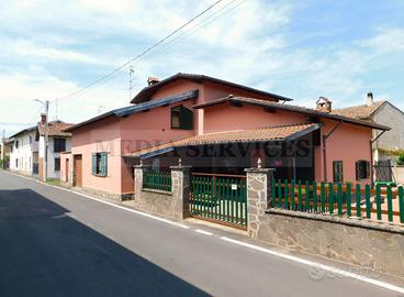 VILLA INDIPENDENTE su QUATTRO LATI con CORTILE di