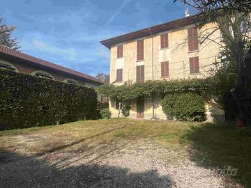 Caratteristico immobile con parco