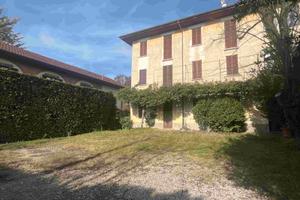 Caratteristico immobile con parco