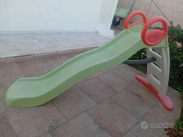 Scivolo per bambini da giardino.