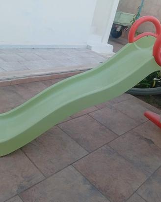 Scivolo per bambini da giardino.
