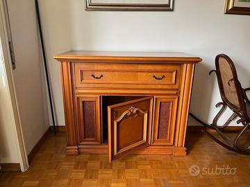 Mobile credenza con dettagli in paglia di Vienna.
