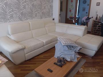 Divano angolare in ecopelle, più divano tre posti.