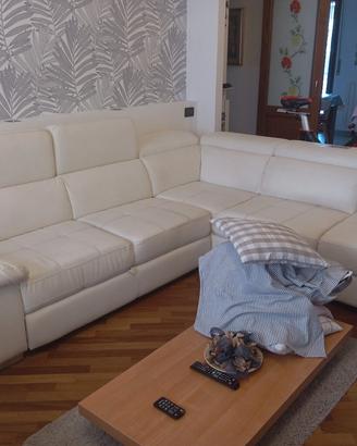 Divano angolare in ecopelle, più divano tre posti.