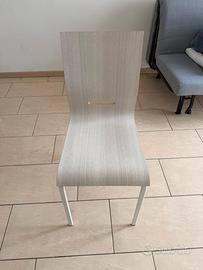 Sedie in legno tonalità grigio