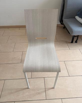 Sedie in legno tonalità grigio