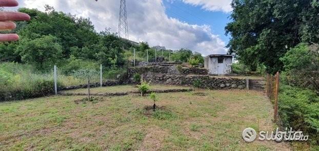 Terreno 1.000 mq piccolo fabbricato a presa