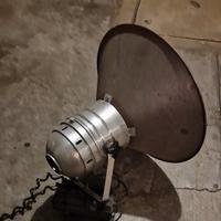 Fari da teatro e lampada da fotografo 