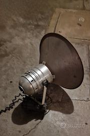 Fari da teatro e lampada da fotografo 