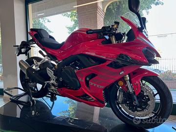 QJMOTOR SRK800RR rossa
