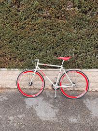 Bicicletta scatto fisso