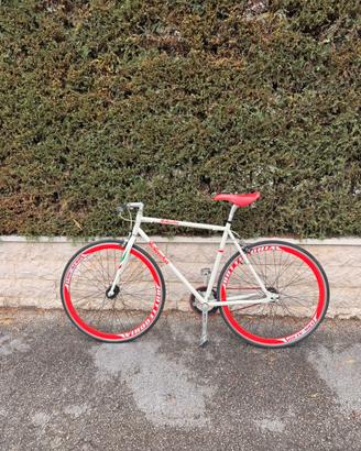 Bicicletta scatto fisso