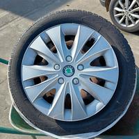 cerchi auto con copri cerchi 